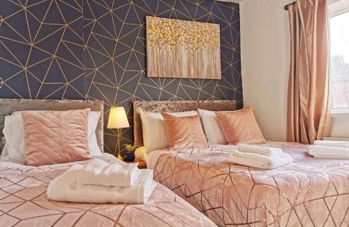 Barnsley House | Noknokstay-Highstone House,4 Bedrooms, Garden with Parking, Great for Longer Stay