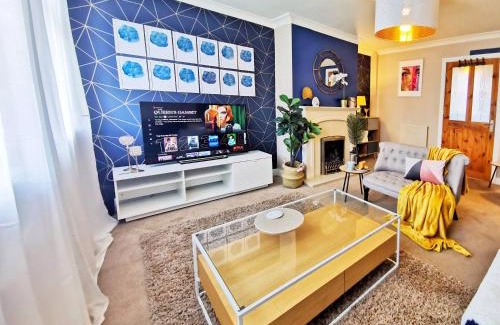 Barnsley House | Noknokstay-Highstone House,4 Bedrooms, Garden with Parking, Great for Longer Stay