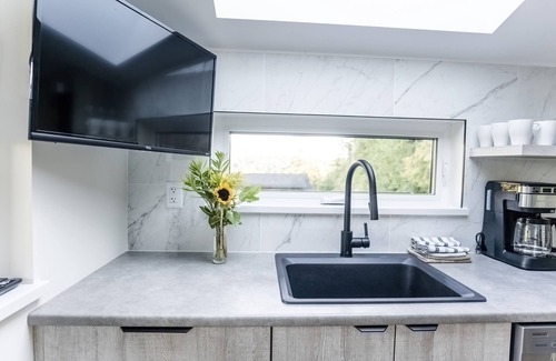 Ucluelet Cabin | Nootka Cabin-Couples Getaway, Modern I OD Shower
