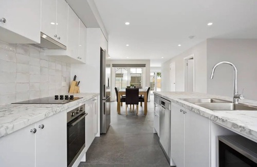 Launceston CBD House | North Edge Townhouse ~ Free Parking, City, Modern