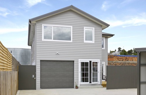Launceston CBD House | North Edge Townhouse ~ Free Parking, City, Modern