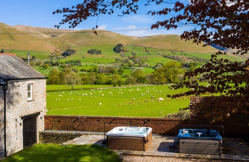 Sedbergh House | OAKDENE COUNTRY HOUSE, family friendly, with hot tub in Sedbergh
