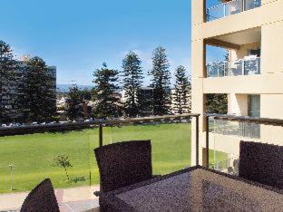 Glenelg Apartment | Oaks Glenelg Plaza Pier Suites
