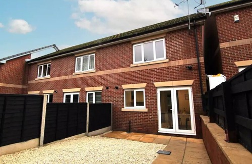 Barnsley House | Oakwell View - Modern 3 Bed Home
