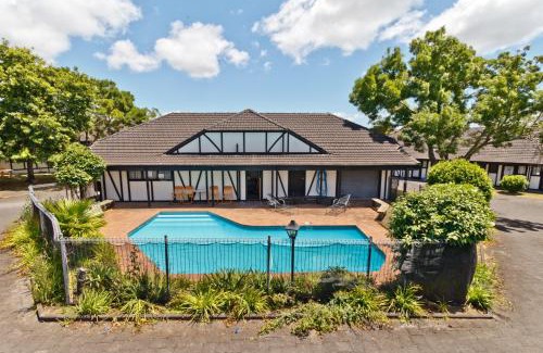 Mangere Hotel | Oakwood Manor Motor Lodge