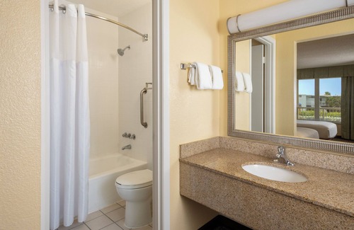 Central Beach Hotel | Ocean Breeze Inn Vero Beach