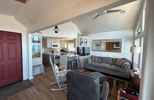 Smith River Cabin | Ocean Front Cabin 10 with Jacuzzi & Breathtaking Views - The Ocean Mariner - Just STEPS TO THE BEACH (Private Beach Owned by White Rock Resort)