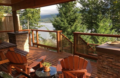 West Porpoise Bay House | Ocean Front, Spectacular Views, Minutes From Sechelt, a Sunshine Coast Hub!