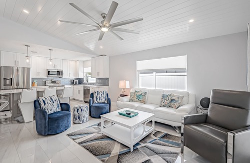 Connors House | Ocean Pearl - Luxury - 1 Mile To The Beach! - Heated Salt Water Pool - Southern Exposure