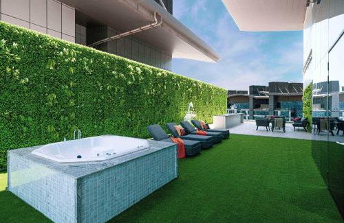 Palm Jumeirah Villa | Oceana Resort Luxury Sky Villa with Panoramic Views, Super Size Terrace, Jacuzzi and Bar - by Exclusive Holiday Homes