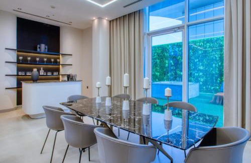Palm Jumeirah Villa | Oceana Resort Luxury Sky Villa with Panoramic Views, Super Size Terrace, Jacuzzi and Bar - by Exclusive Holiday Homes
