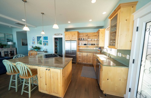 Lincoln Beach House | Oceanfront Escape. Cozy & Modern Beach House. Sleeps 10