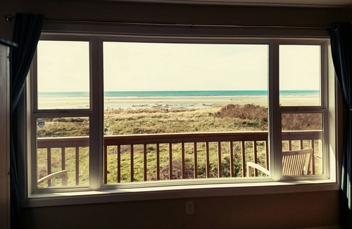 Grayland House | OCEANFRONT Home - Beach Path - Fantastic Views - Large Deck - Fire Pit - Dogs OK