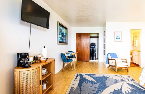 Kapoho House | Oceanfront in Hilo Hale Kai Suites - Moana Room - King Bed, Private Bathroom