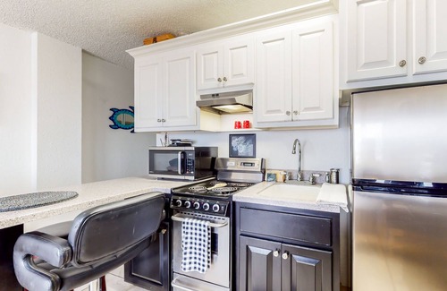Lenox Park Apartment | Oceanfront studio with balcony, pool, hot tub, beach access & ideal location