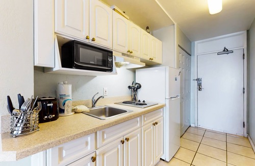 Lenox Park Apartment | Oceanfront studio near golf with beach access, pool, hot tub & fitness room