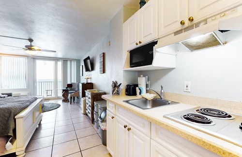 Lenox Park Apartment | Oceanfront studio near golf with beach access, pool, hot tub & fitness room