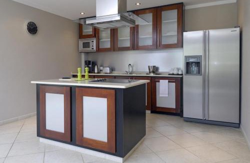 Kralendijk Apartment | Oceanfront Tarpon at Den Laman