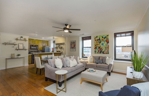 Downtown Nashville Condo | ❤️ of Downtown Condo: Free Parking + W/D. Near Church & 7th.