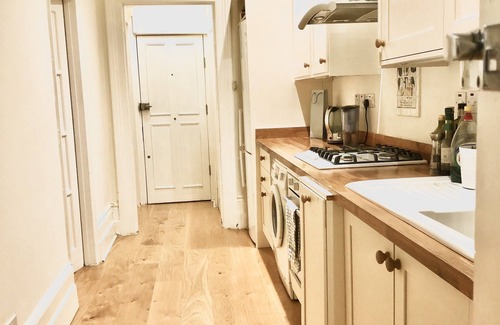 Hampstead Apartment | ❤️ of Hampstead Village-Charming bright airy raised ground floor garden flat