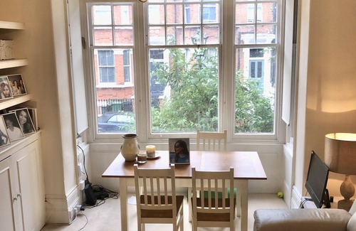 Hampstead Apartment | ❤️ of Hampstead Village-Charming bright airy raised ground floor garden flat