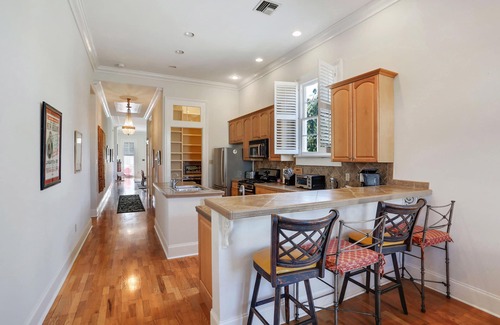 West Riverside House | Off Magazine St., Spacious, Charming Walk to Whole Foods, bars and shops
