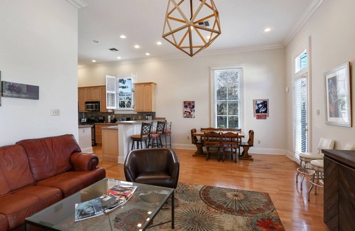 West Riverside House | Off Magazine St., Spacious, Charming Walk to Whole Foods, bars and shops