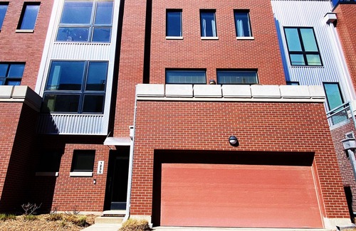 Southeast Omaha House | Old Market Townhome w/2 King Suites+Garage+View