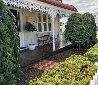 Quarry Hill House | Olinda Cottage - CBD Bendigo with city views