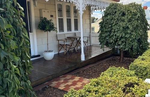 Quarry Hill Cottage | Olinda Cottage - Close to CBD with city views