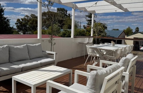 Quarry Hill Cottage | Olinda Cottage - Close to CBD with city views