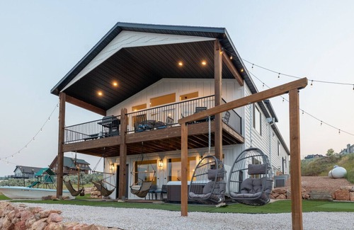 Sweetwater House | On Hole 9 of Bear Lake Golf Course! Ideal Beach Access! Private Hot Tub. Sky Swings, and Ping Pong!