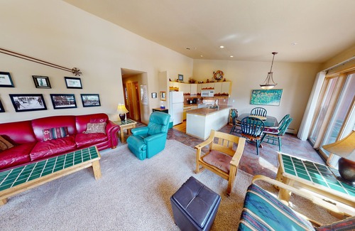 Mountain House Condo | On River Trail! End Unit Near Hot Tubs. Deck. Walk/Shuttle to Dining, Events