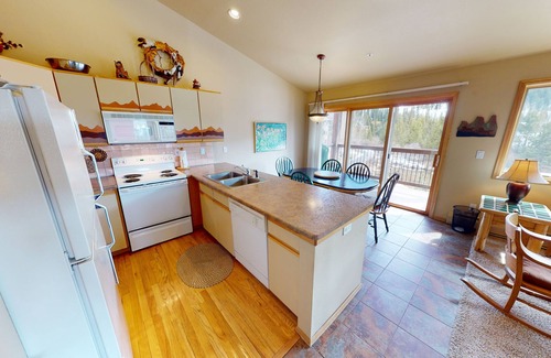 Mountain House Condo | On River Trail! End Unit Near Hot Tubs. Deck. Walk/Shuttle to Dining, Events