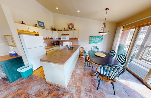Mountain House Condo | On River Trail! End Unit Near Hot Tubs. Deck. Walk/Shuttle to Dining, Events