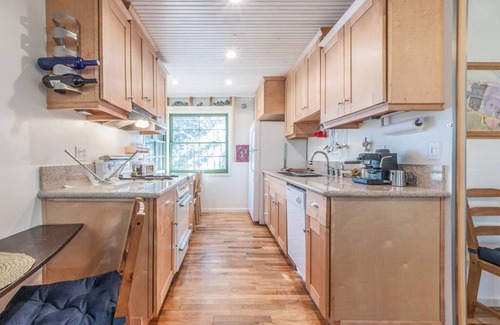 Venice Cottage | Only 6 blocks from the beach, come stay in bright & comfortable cottage!