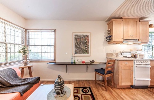 Venice Cottage | Only 6 blocks from the beach, come stay in bright & comfortable cottage!