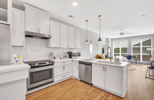 Commonwealth Apartment | Organic Modern ♥ King Bed ♥ In Plaza Midwood