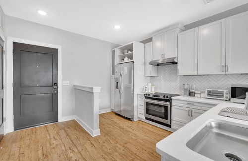 Commonwealth Apartment | Organic Modern ♥ King Bed ♥ In Plaza Midwood