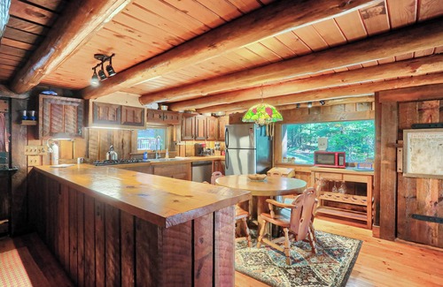 Clarion Cabin | Our spacious and comfortable rooms provide the perfect retreat for your next getaway. Conveniently located near top attractions and beautiful outdoor spaces, this is the perfect destination for those looking to unwind and recharge.