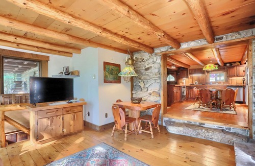 Clarion Cabin | Our spacious and comfortable rooms provide the perfect retreat for your next getaway. Conveniently located near top attractions and beautiful outdoor spaces, this is the perfect destination for those looking to unwind and recharge.