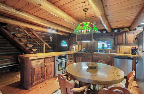 Clarion Cabin | Our spacious and comfortable rooms provide the perfect retreat for your next getaway. Conveniently located near top attractions and beautiful outdoor spaces, this is the perfect destination for those looking to unwind and recharge.
