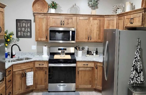Junction City House | "OurRetreat" Awaits You - In Spring Valley near Milford Lake, Fort Riley and KSU