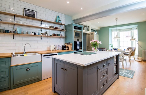Laugharne Cottage | Outstanding Central House w/three Superking en suite bedrooms