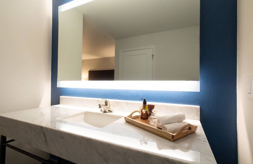 Hayden Island Hotel | Oxford Suites Portland - Jantzen Beach
