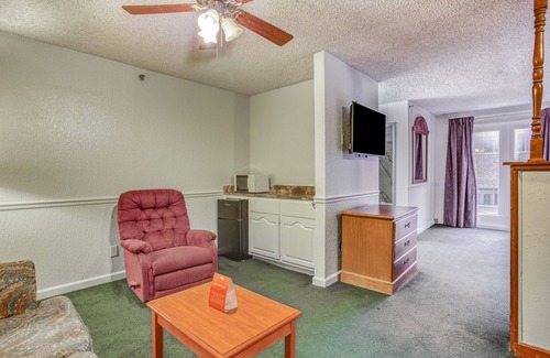 South Tulsa Hotel | OYO Townhouse Tulsa Woodland Hills