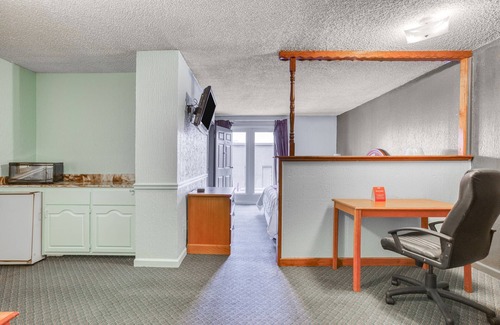 South Tulsa Hotel | OYO Townhouse Tulsa Woodland Hills