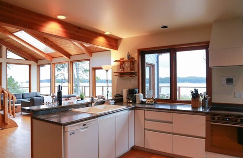 Tonquin Beach House | Pacific Retreat-Ocean Views, Tonquin, Hot Tub, BBQ