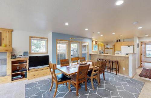 Shorepine Village House | Pacific Shorepine