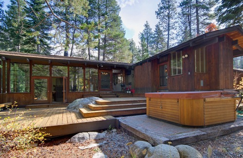Olympic Valley Cabin | Palisades Tahoe/Olympic Valley- 3 BDR Magical Creekside Cabin with Hot Tub